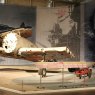 L'exposition du musée avec un avion de guerre et des informations connexes approfondies sur le rail des lecteurs.