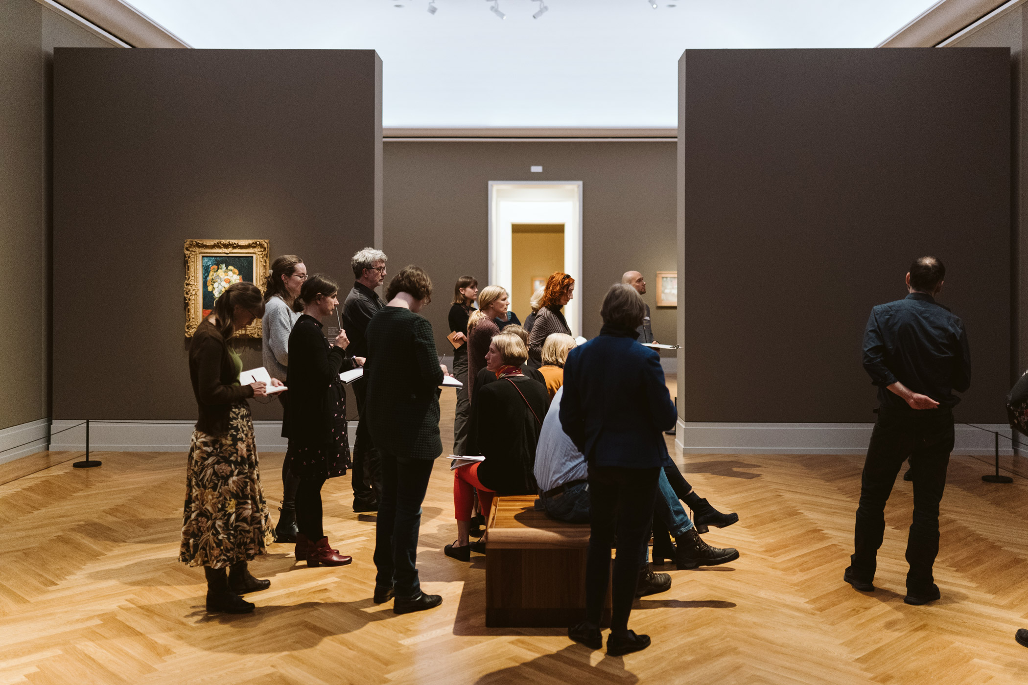 Groupe de personnes prenant des notes lors d'une visite du Musée Barberini, Potsdam.