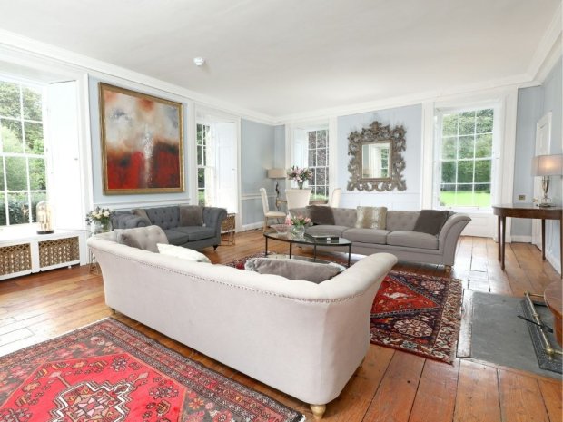 Accrocher des œuvres d'art en toute sécurité dans une résidence privée