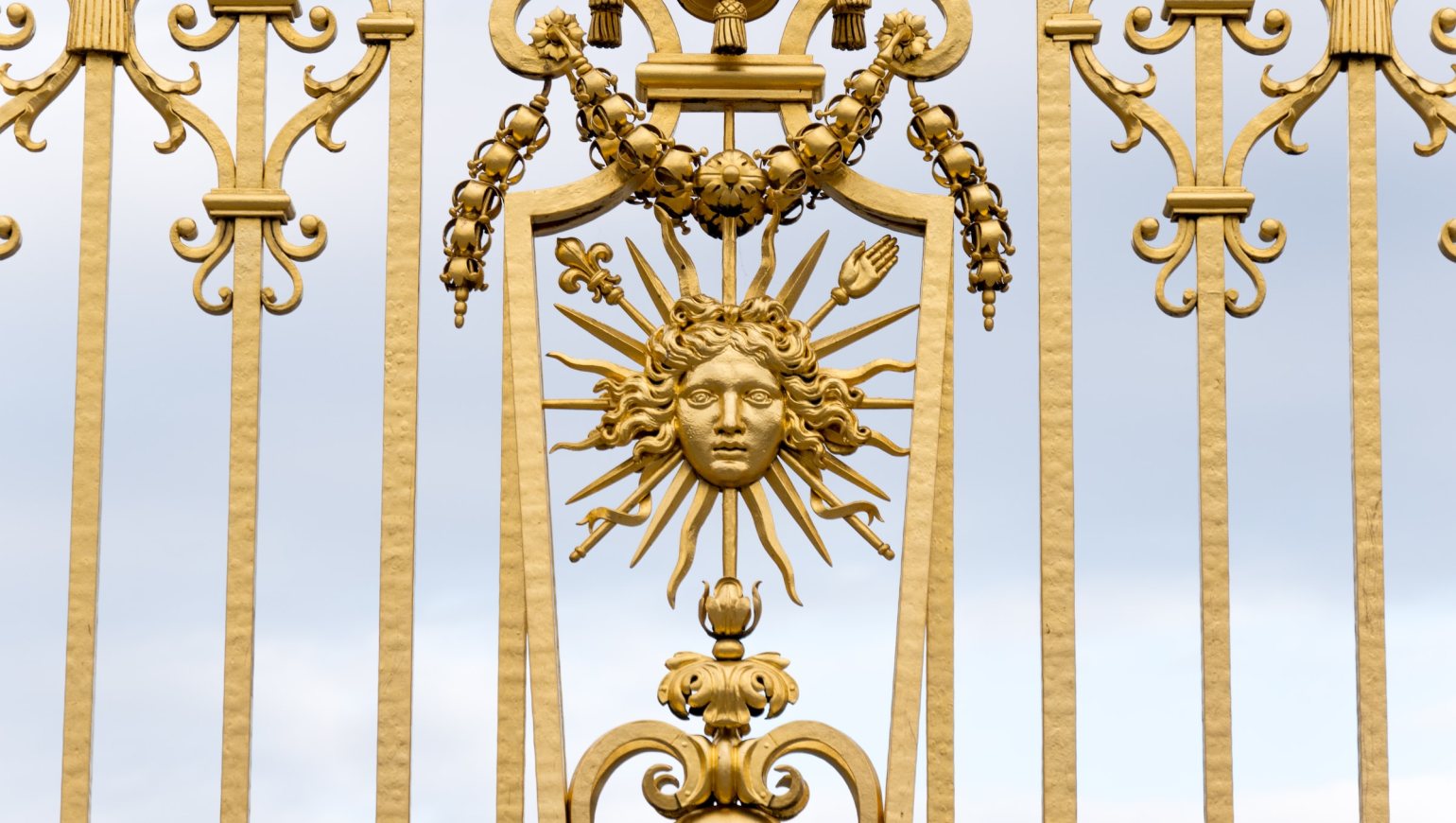 Gros plan sur les portes dorées de Versailles. Gros plan sur les portes dorées de Versailles.