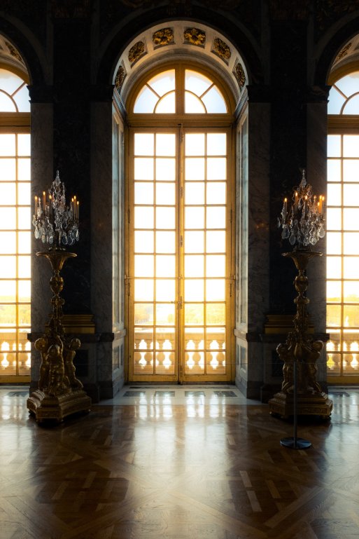 Depuis une fenêtre de la Galerie des Glaces du Château de Versailles. Depuis une fenêtre de la Galerie des Glaces du Château de Versailles.