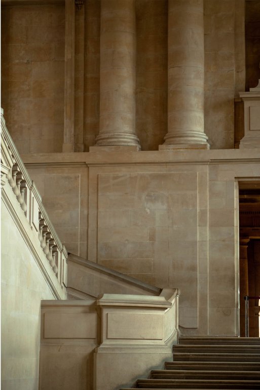Une cage d'escalier en pierre à l'intérieur du lieu de Versailles.