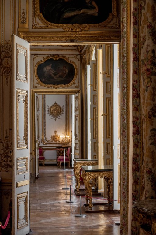 Un grand couloir à l'intérieur du palais de Versailles.