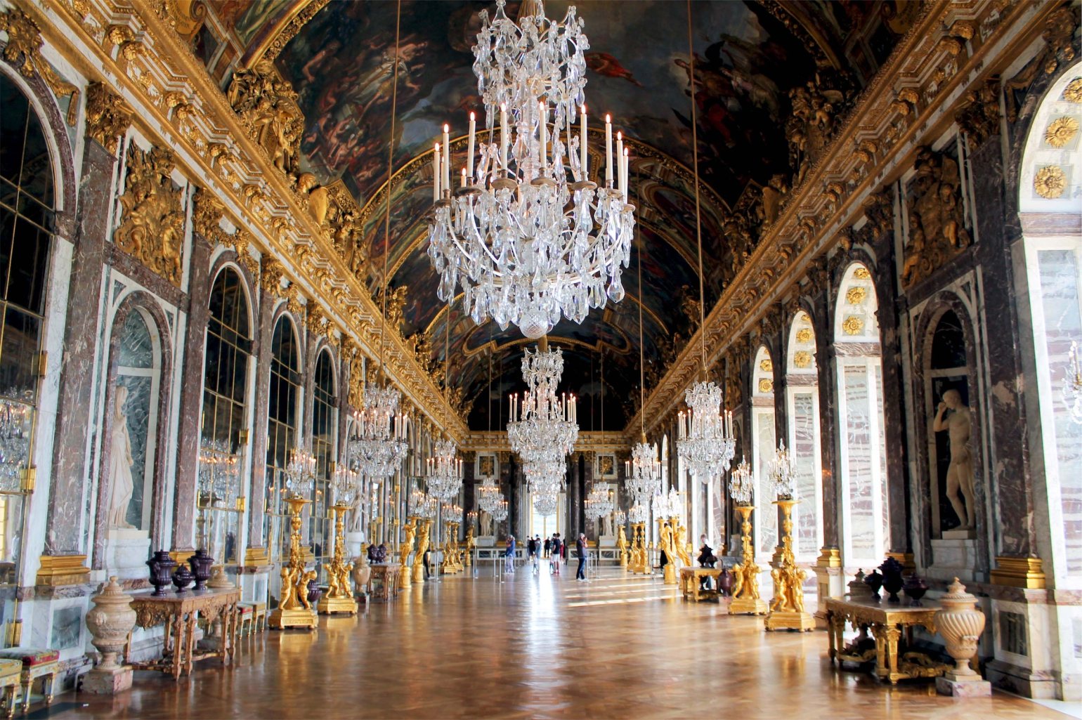 Le palais de Versailles - Galerie des Glaces.