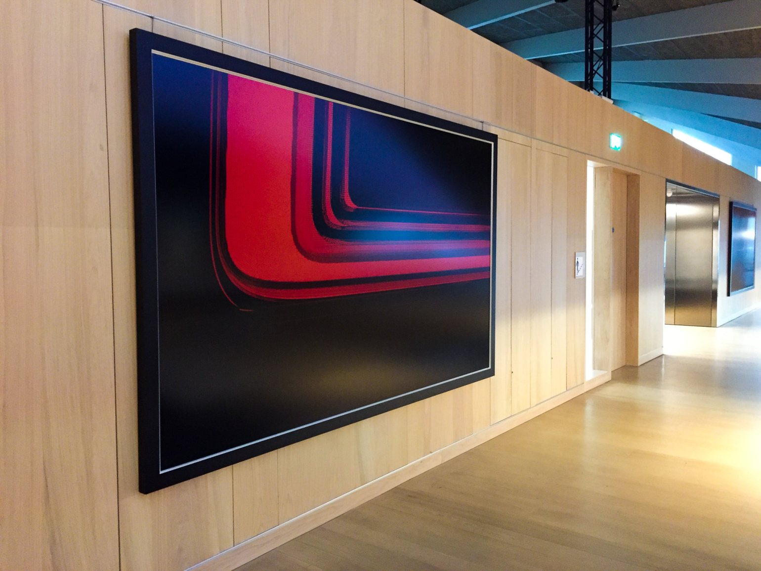 Grandes œuvres d'art suspendues à un mur à l'aide de systèmes de suspension Absolute Track pour une suspension discrète et sécurisée des œuvres d'art. Le Design Museum, Londres.