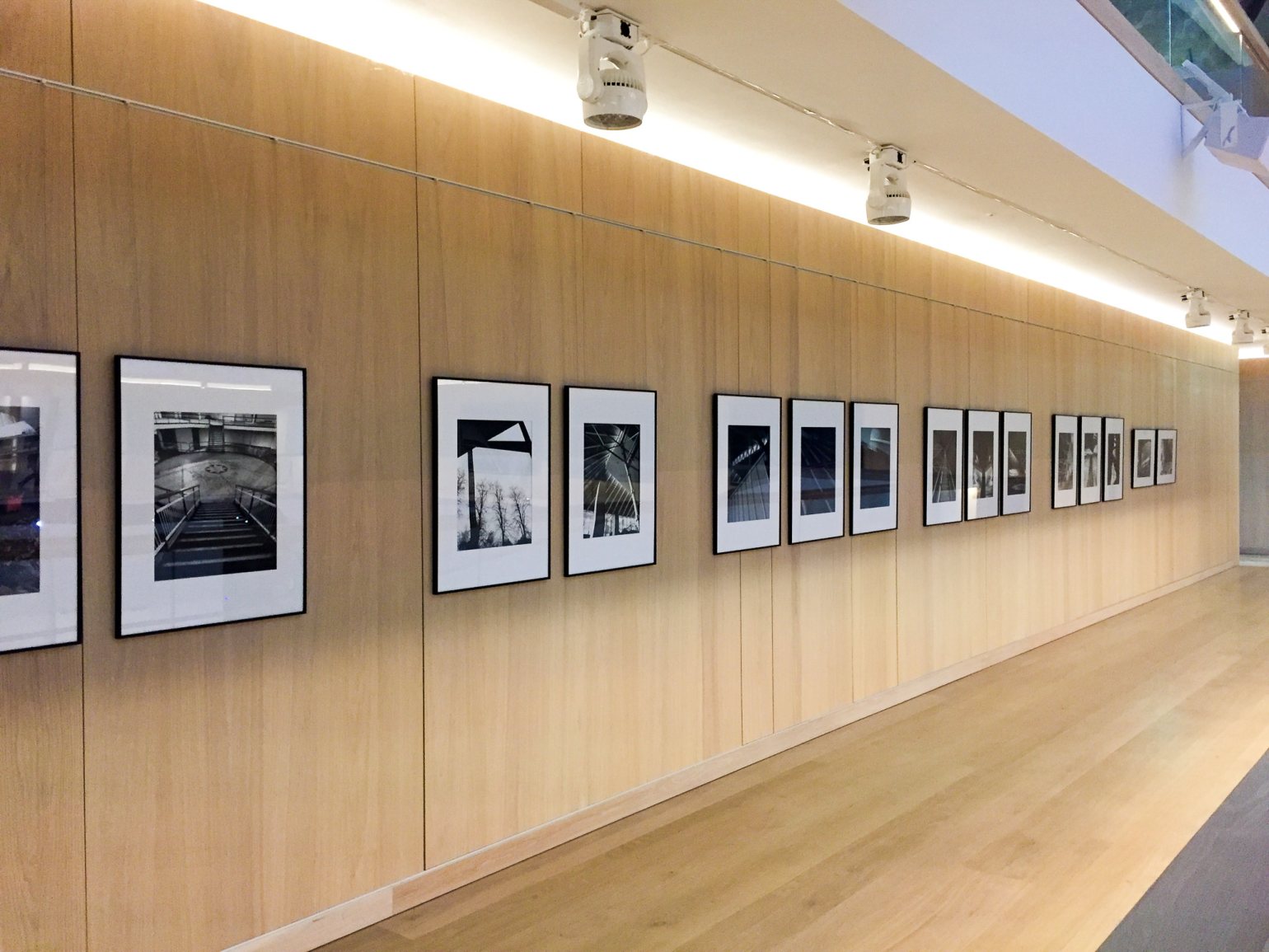 Plusieurs œuvres d'art suspendues à un mur à l'aide des solutions de suspension sur rail Absolute pour une suspension d'œuvres d'art discrète et sécurisée. Le Design Museum, Londres.