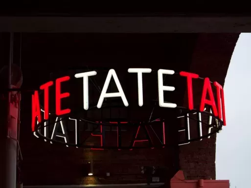 Le signe pour la Tate Liverpool, Royaume-Uni. Le signe pour la Tate Liverpool, Royaume-Uni.