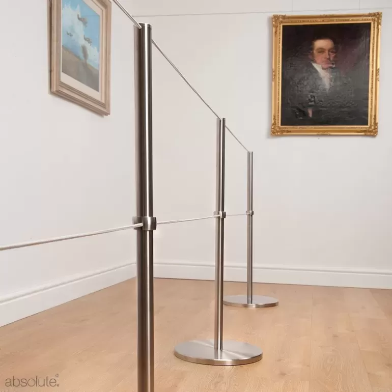 Des obstacles autonomes absolus avec coiffe de barrière Q et une ligne supplémentaire de cordon de barrière, protégeant les œuvres d'art dans une galerie. Des obstacles autonomes absolus avec coiffe de barrière Q et une ligne supplémentaire de cordon de barrière, protégeant les œuvres d'art dans une galerie.