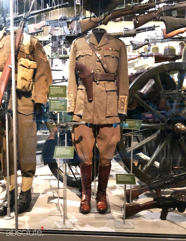Une exposition au National Army Museum et des informations connexes affichées au sein des détenteurs d'étiquettes de pinacle. Une exposition au National Army Museum et des informations connexes affichées au sein des détenteurs d'étiquettes de pinacle.