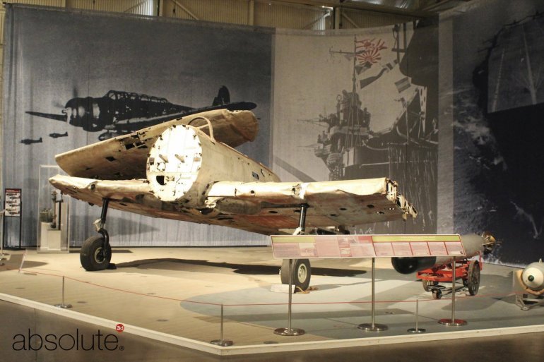 Lecteur fait des rails du Pearl Harbor Aviation Museum, contenant des informations liées à une exposition. Lecteur fait des rails du Pearl Harbor Aviation Museum, contenant des informations liées à une exposition.