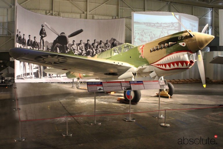Exposition du Pearl Harbor Aviation Museum, en utilisant des rails de lecture pour afficher des informations connexes pour une exposition. Exposition du Pearl Harbor Aviation Museum, en utilisant des rails de lecture pour afficher des informations connexes pour une exposition.