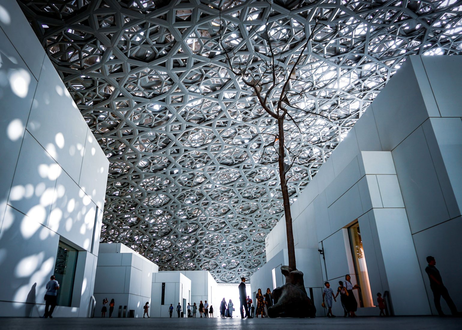 L'intérieur de l'immense dôme argenté de l'atrium central du Louvre Abu Dhabi. L'intérieur de l'immense dôme argenté de l'atrium central du Louvre Abu Dhabi.