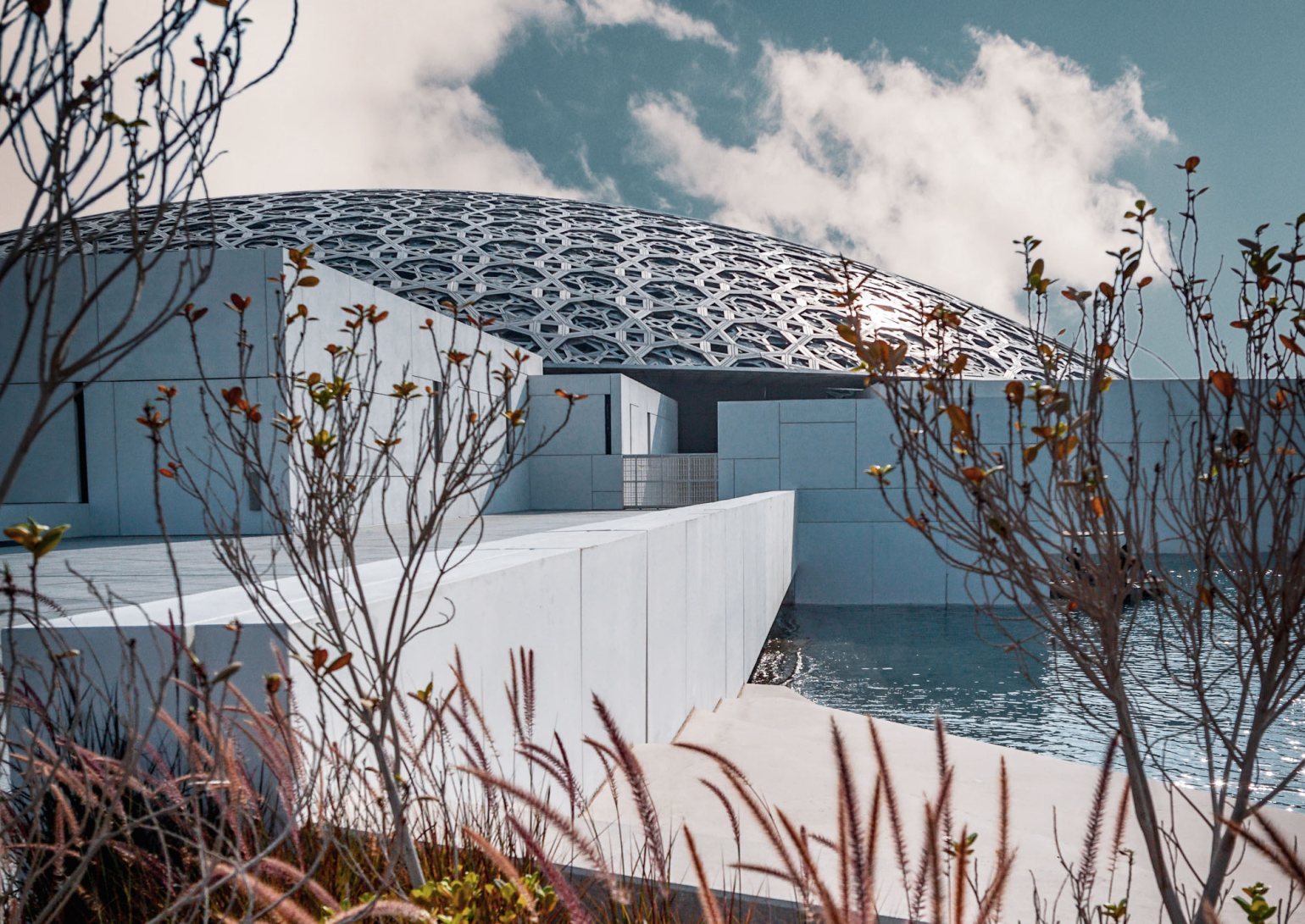 Le dôme extérieur argenté du Louvre Abu Dhabi. Le dôme extérieur argenté du Louvre Abu Dhabi.