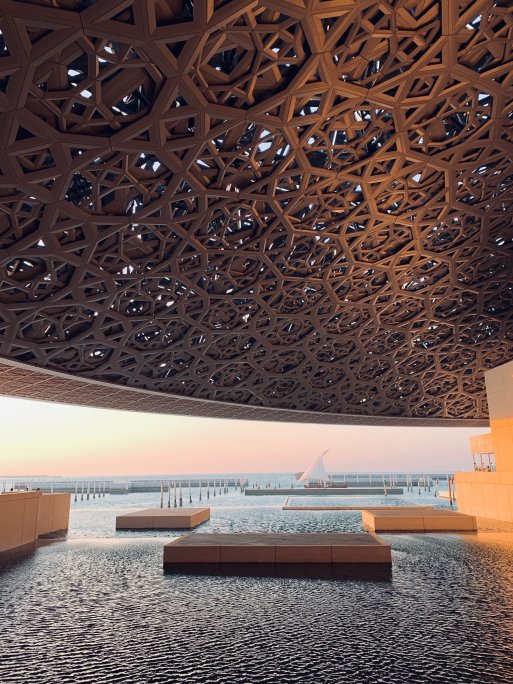 Le toit en dôme du Louvre Abu Dhabi, couvrant un espace où la terre rencontre la mer. Le toit en dôme du Louvre Abu Dhabi, couvrant un espace où la terre rencontre la mer.