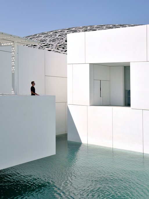 Une personne regardant l'architecture extérieure du Louvre Abu Dhabi. Une personne regardant l'architecture extérieure du Louvre Abu Dhabi.