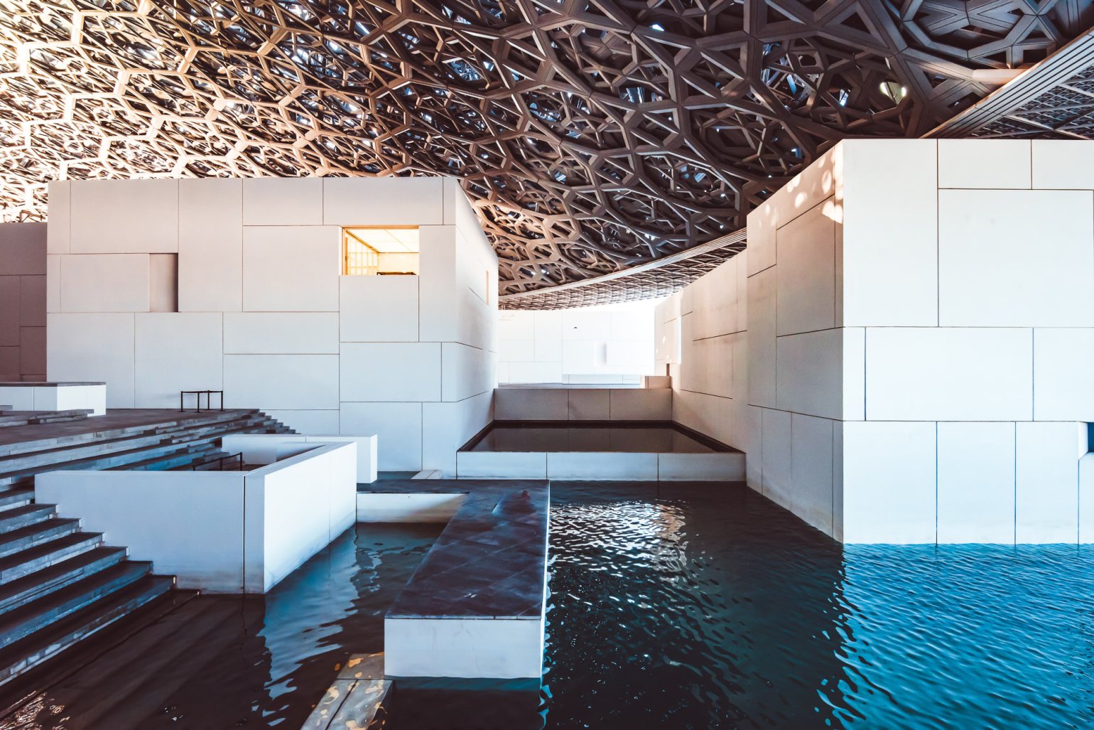 Les différentes textures architecturales reliant le Louvre Abu Dhabi de la terre à la mer.  Les différentes textures architecturales reliant le Louvre Abu Dhabi de la terre à la mer.