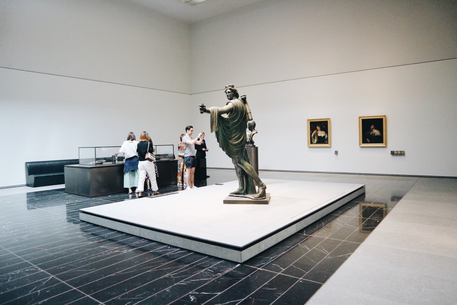 Une exposition présentée au Louvre Abu Dhabi, avec des portraits historiques et une statue en bronze.  Une exposition présentée au Louvre Abu Dhabi, avec des portraits historiques et une statue en bronze.
