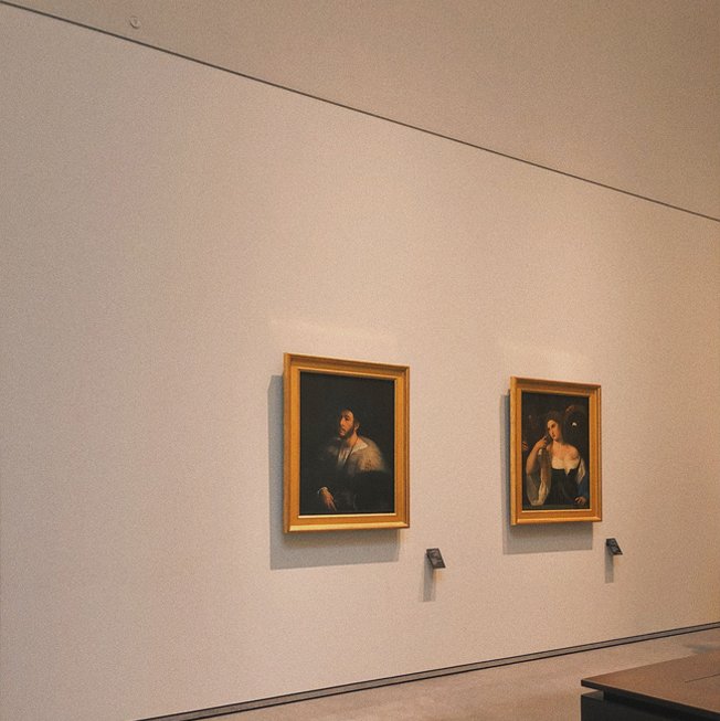 Deux peintures de portraits historiques exposées au Louvre Abu Dhabi, accrochées proprement et discrètement à l'aide du système Absolute Flush Mount Track. Deux peintures de portraits historiques exposées au Louvre Abu Dhabi, accrochées proprement et discrètement à l'aide du système Absolute Flush Mount Track.