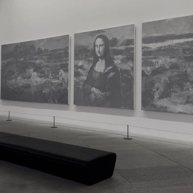 Une série de peintures exposées au Louvre Abu Dhabi, protégées par des barrières de musée. Une série de peintures exposées au Louvre Abu Dhabi, protégées par des barrières de musée.