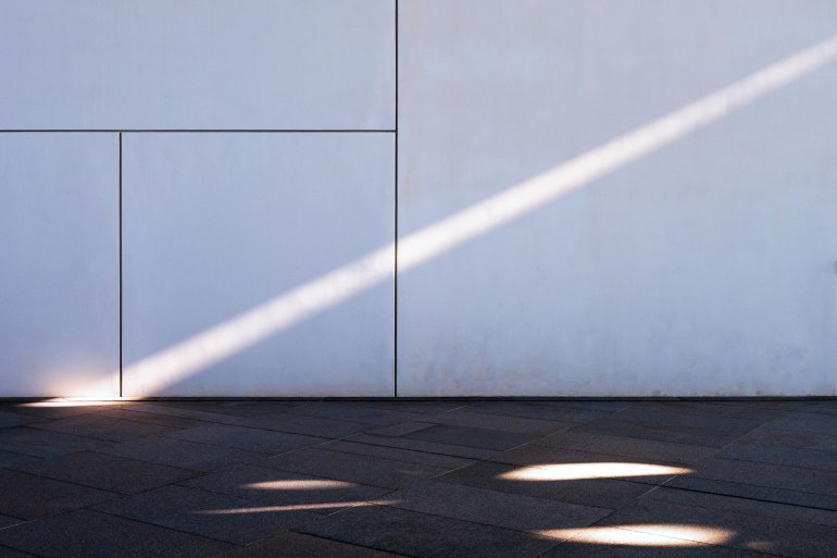 Pluie de lumière causée par le toit en dôme en forme de kaléidoscope à l'intérieur du Louvre Abu Dhabi. Pluie de lumière causée par le toit en dôme en forme de kaléidoscope à l'intérieur du Louvre Abu Dhabi.