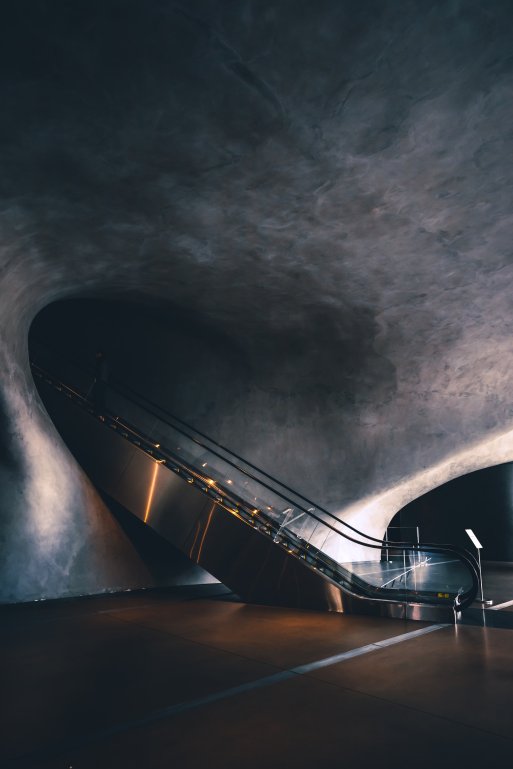 L'ouverture et l'escalator de la « voûte », offrant aux visiteurs un aperçu des archives du Broad Museum, LA.