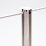 Cordon de barrière élastique blanche utilisée avec une barrière de protection absolue en acier inoxydable.