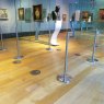 Les obstacles autonomes Q aux visiteurs directs et protéger les œuvres d'art de la National Portrait Gallery, Londres.